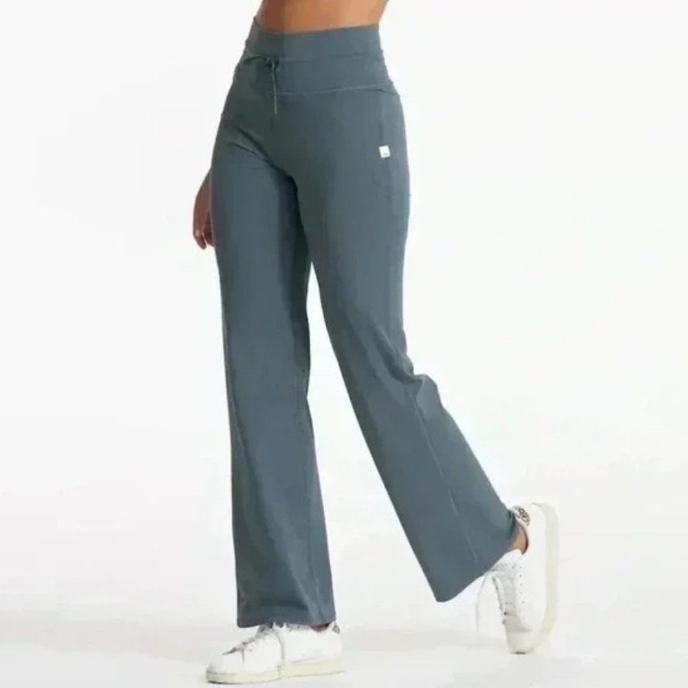 Vuori Daily Knit Wide Leg Pants size small in Blue color
Like New